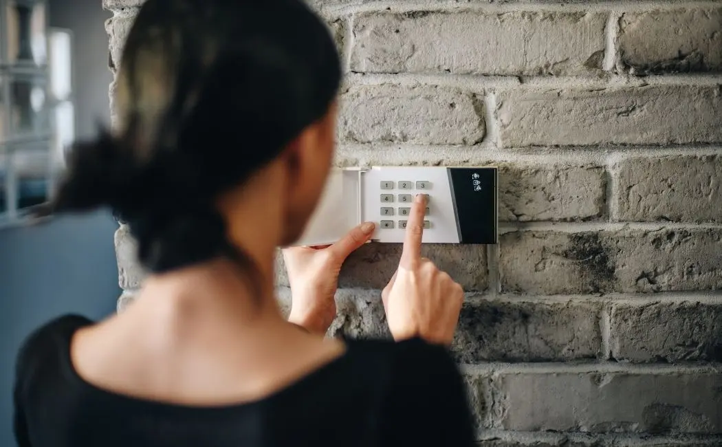 Jak działa nowoczesny system alarmowy montowany w domu?